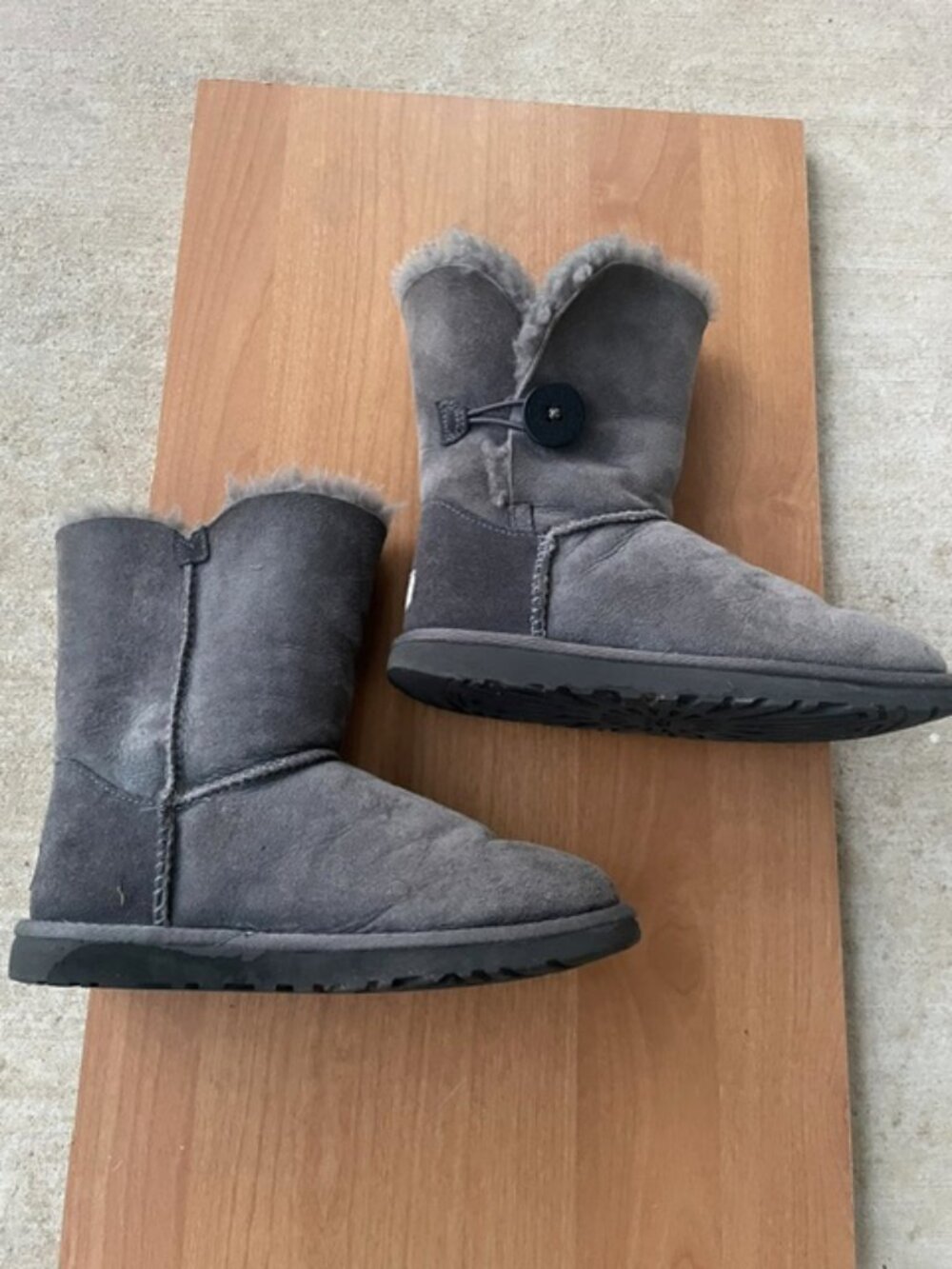 UGG Australia Women's Suede Bailey Button Bomber Boots, Gray, Size 6 - Picture 6 of 12